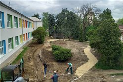 Edukačný dvor v základnej škole - dekoratívna grafika